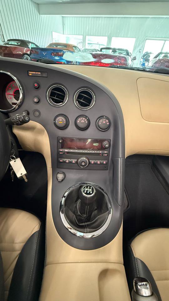 Used 2006 Pontiac Solstice Convertible w/ Premium Package RWD image 28