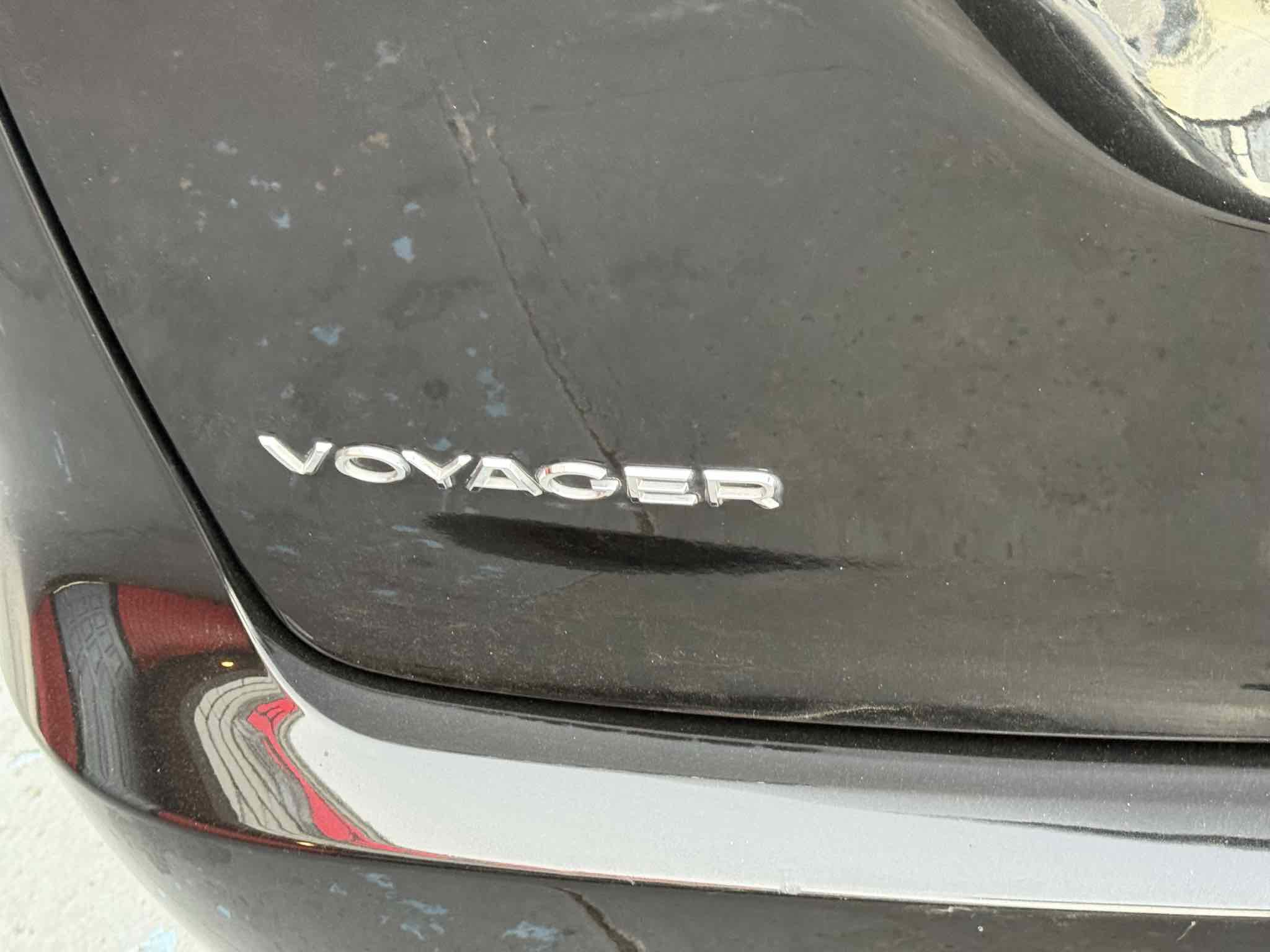 Used 2023 Chrysler Voyager LX image 9