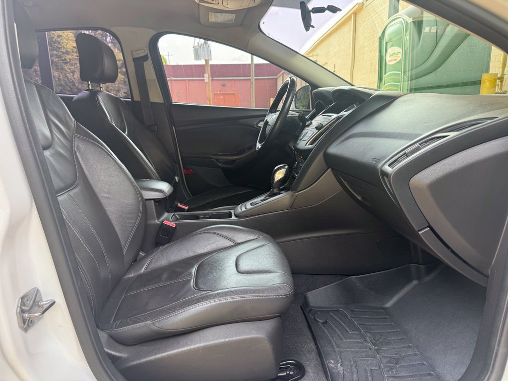Used 2015 Ford Focus SE w/ Equipment Group 201A FWD image 23