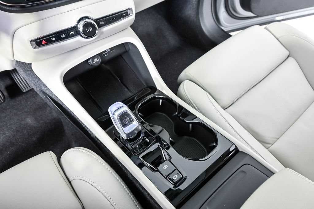 Certified 2026 Volvo XC40 B5 Plus AWD/4WD image 18