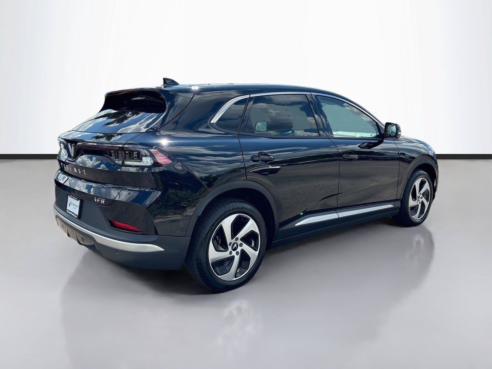 New 2027 VinFast VF 8 Eco AWD/4WD image 7