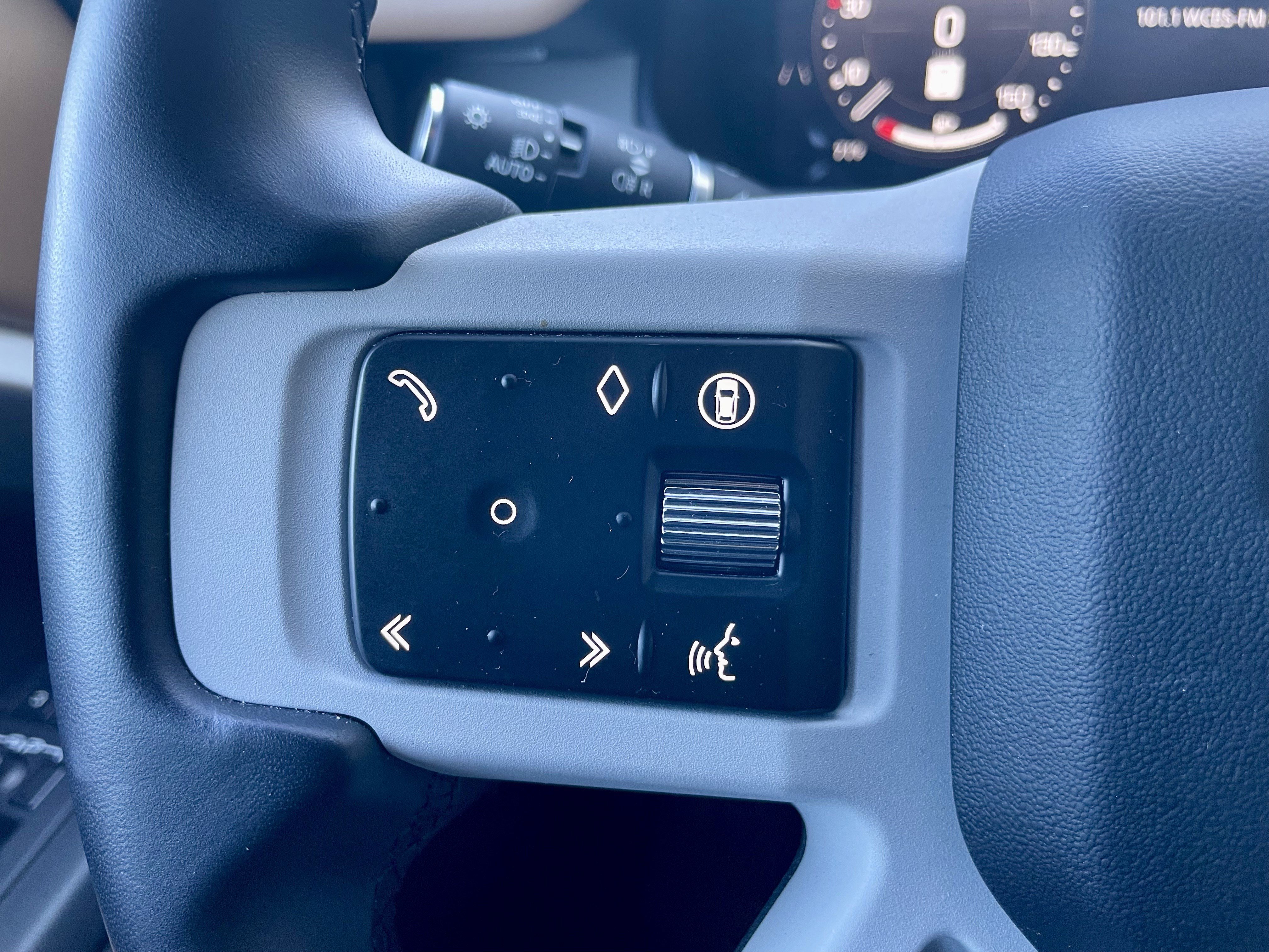 Certified 2025 Land Rover Defender 110 X-Dynamic SE AWD/4WD image 23