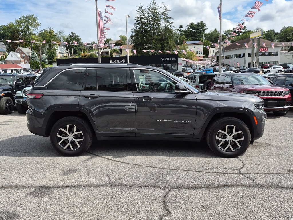 Used 2023 Jeep Grand Cherokee Limited AWD/4WD image 4