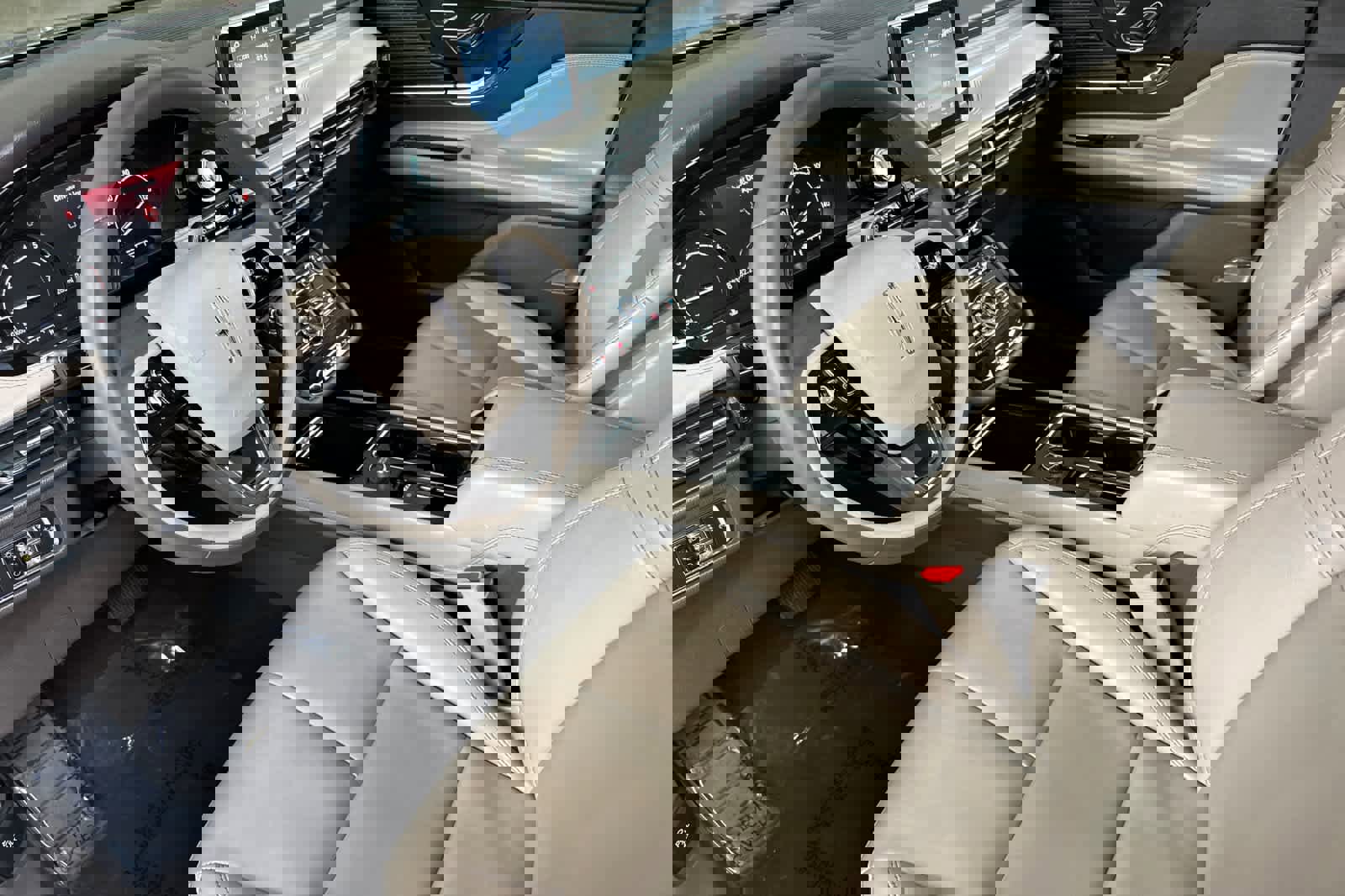 Used 2022 Lincoln Corsair FWD w/ Rear Removable Package Tray image 11