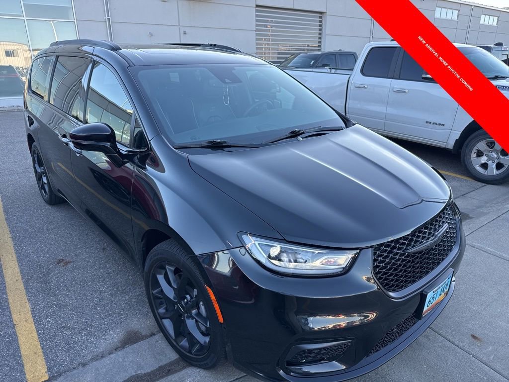 Used 2022 Chrysler Pacifica Limited w/ Uconnect Theater Family Group