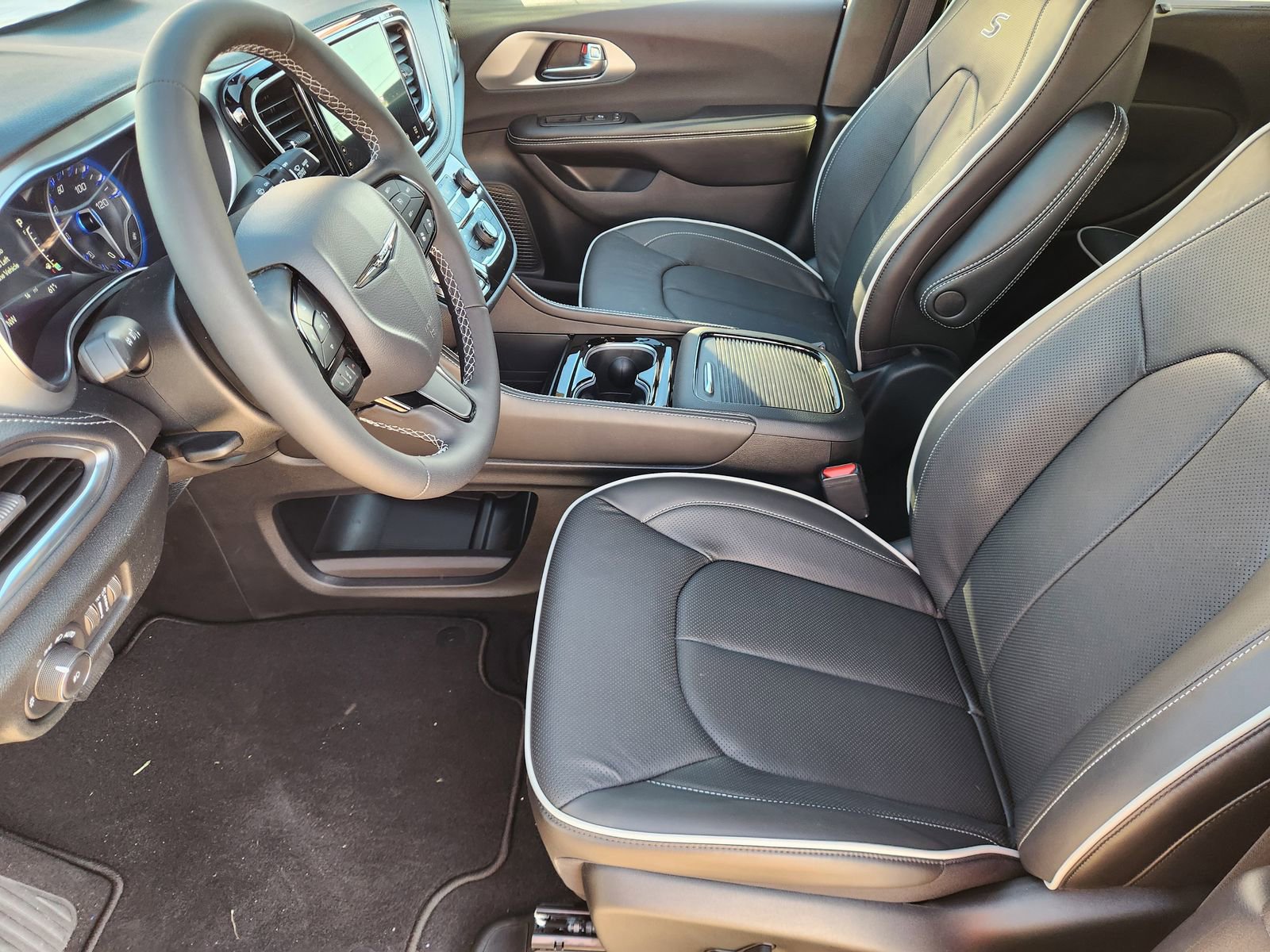 New 2026 Chrysler Pacifica Limited image 12