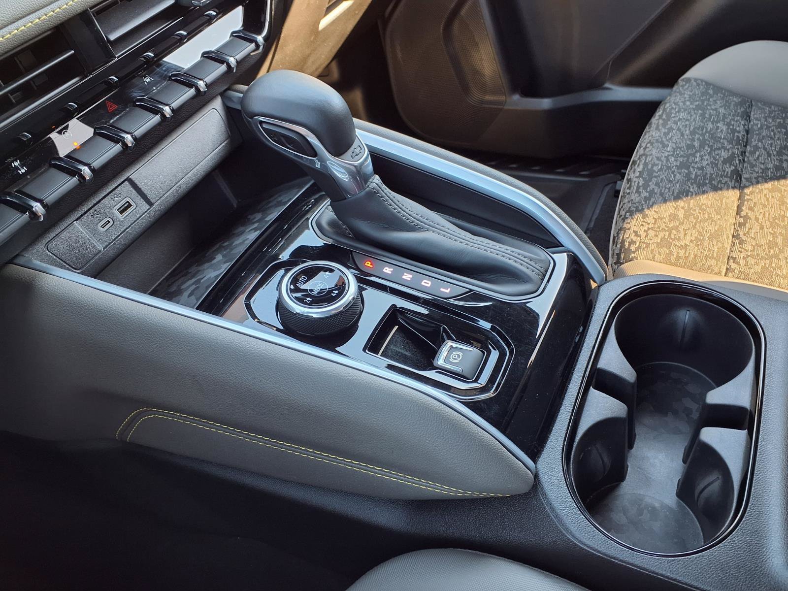 Used 2024 Chevrolet Colorado ZR2 w/ Technology Package AWD/4WD image 11