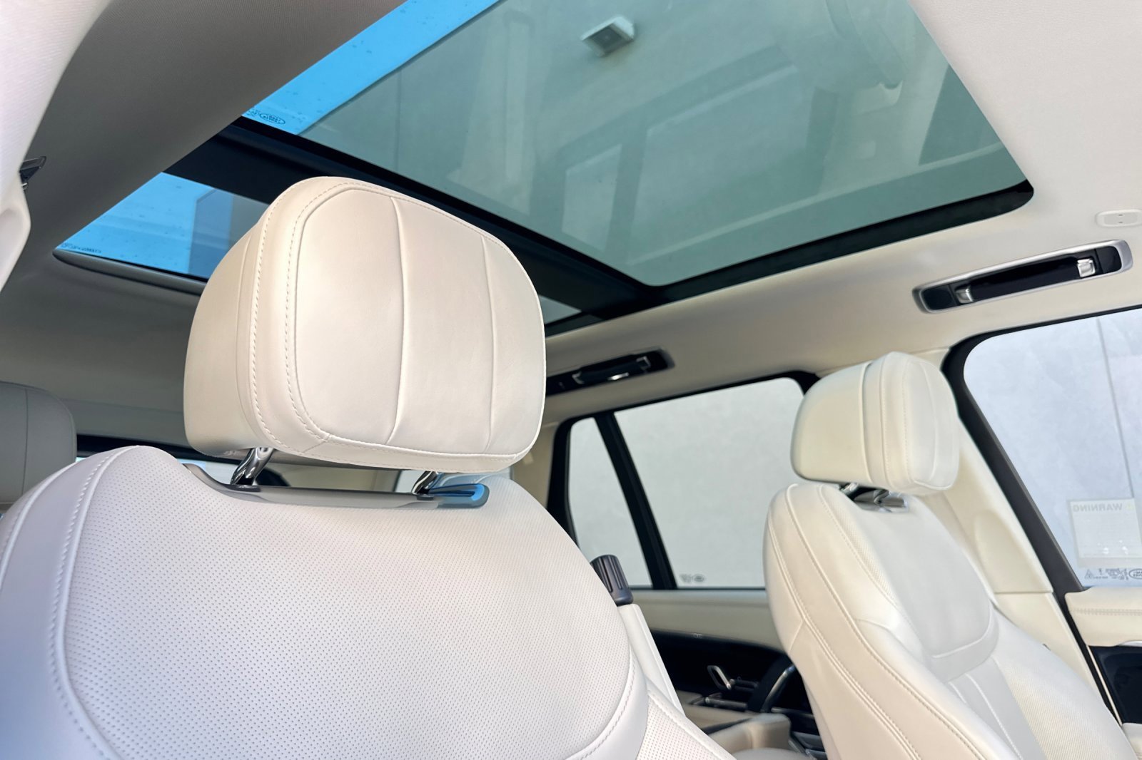 Certified 2024 Land Rover Range Rover SE image 18