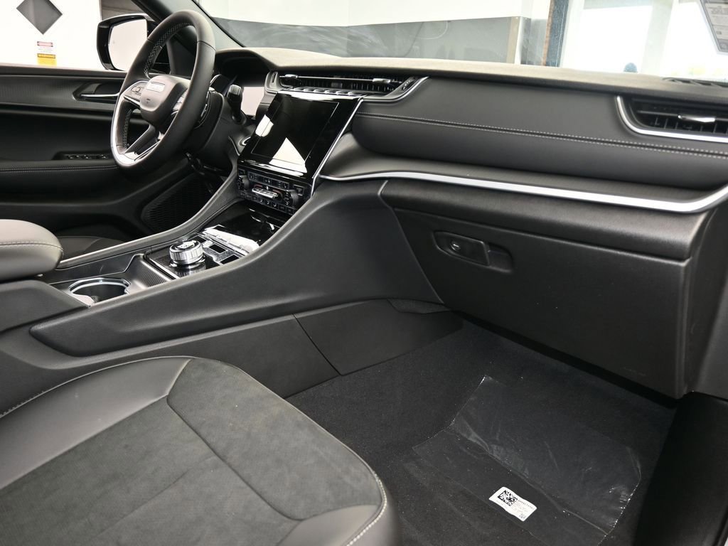 New 2025 Jeep Grand Cherokee Altitude image 39