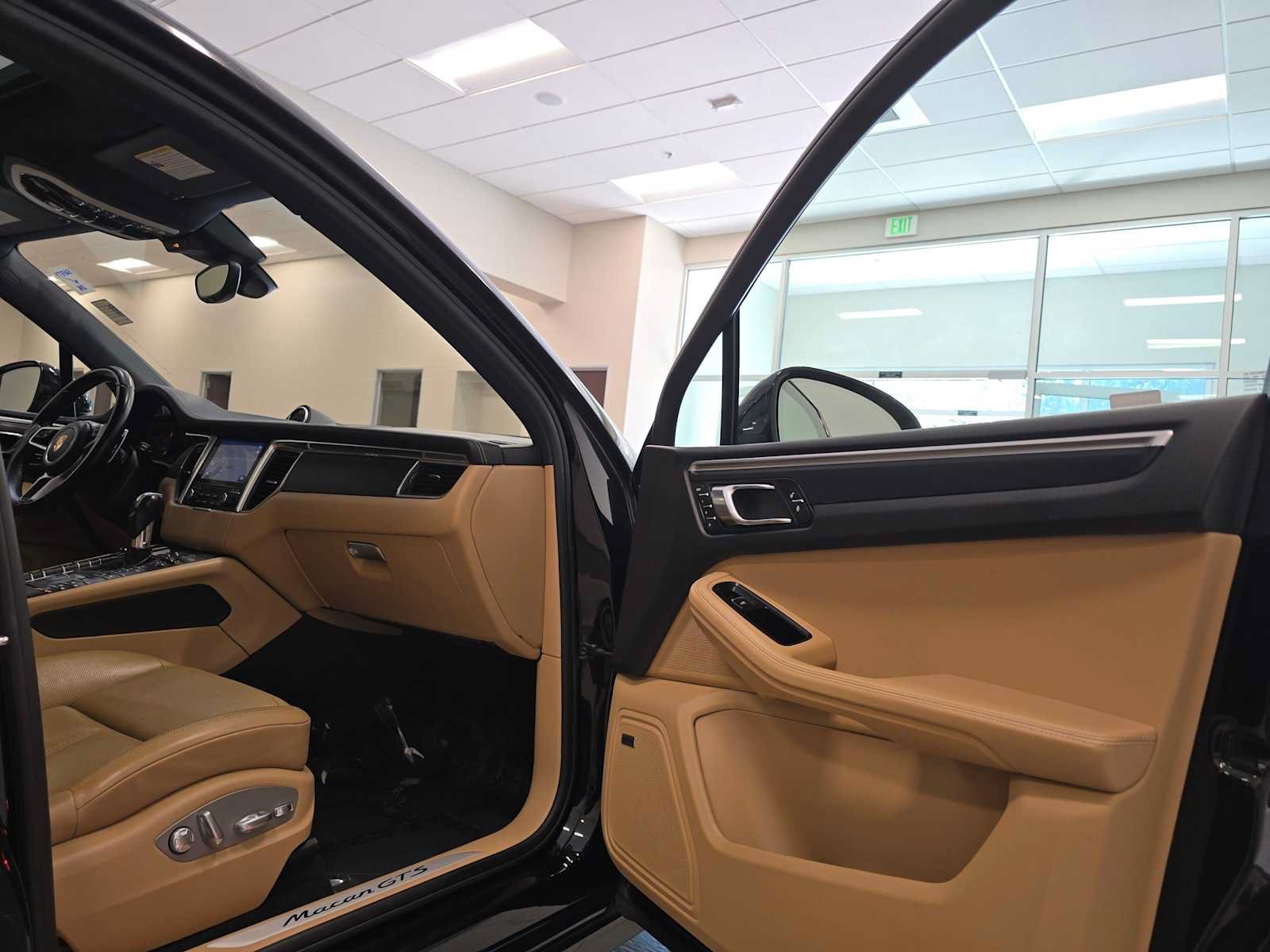 Used 2017 Porsche Macan GTS AWD/4WD image 28