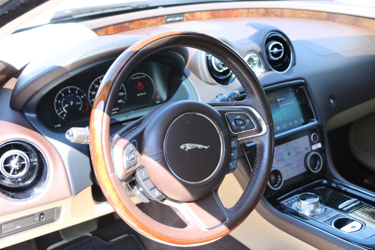 Used 2018 Jaguar XJ Supercharged RWD image 20