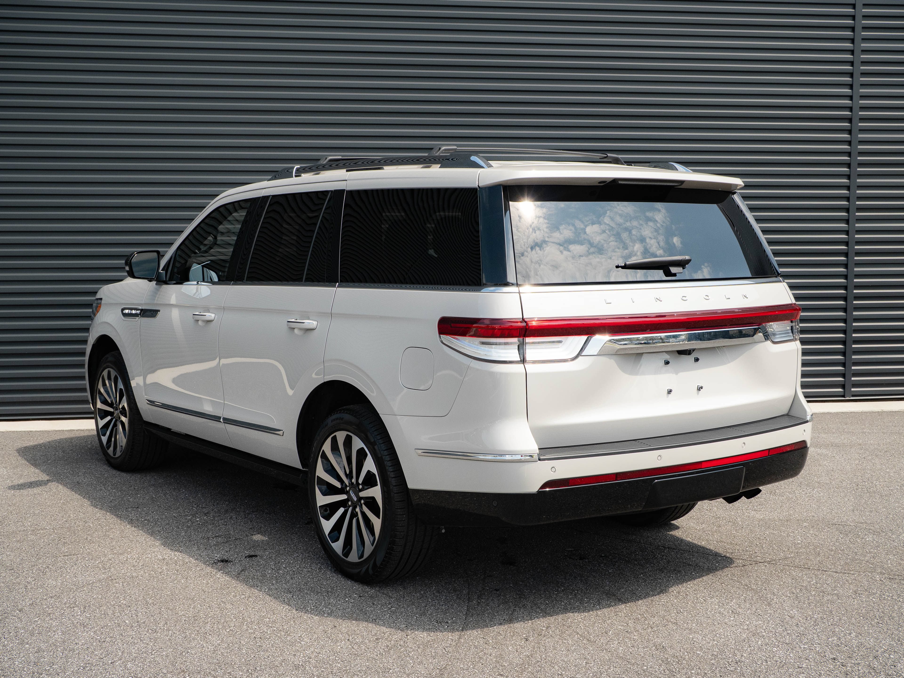 Used 2024 Lincoln Navigator Reserve AWD/4WD image 3