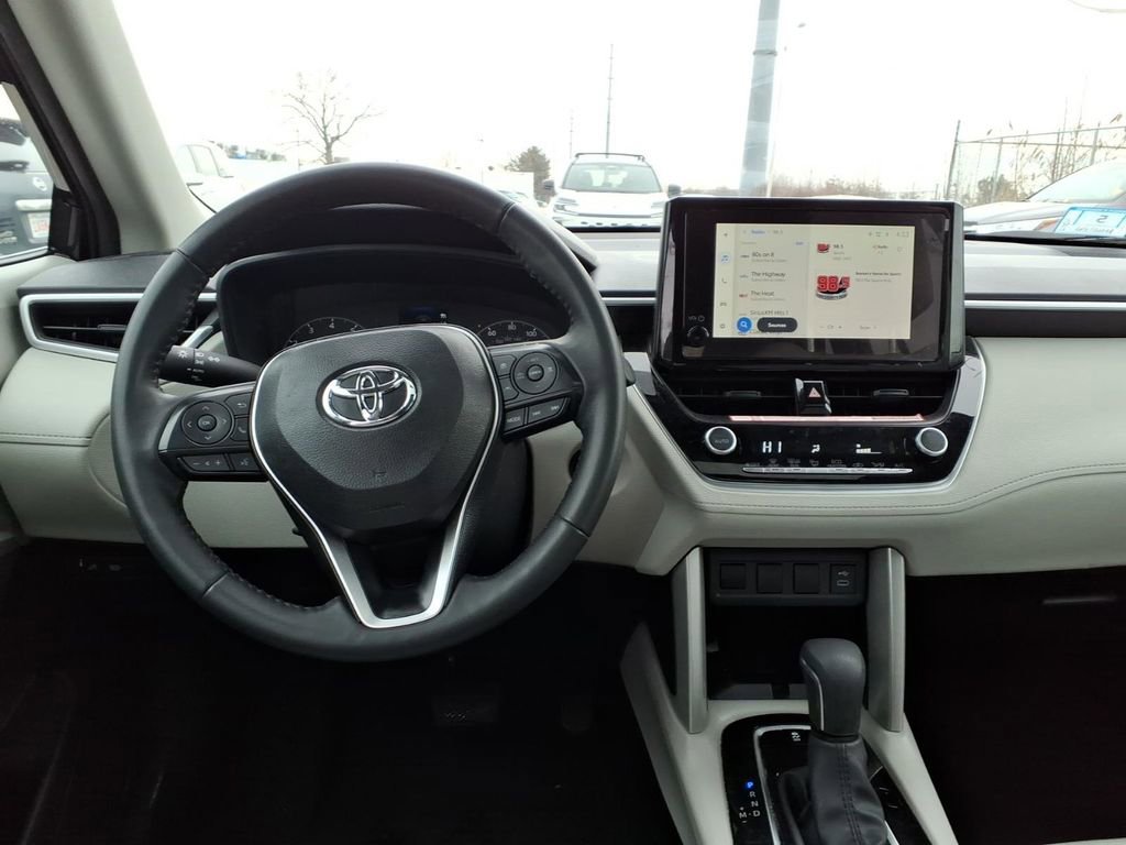 Used 2025 Toyota Corolla Cross LE w/ Moonroof Package image 18