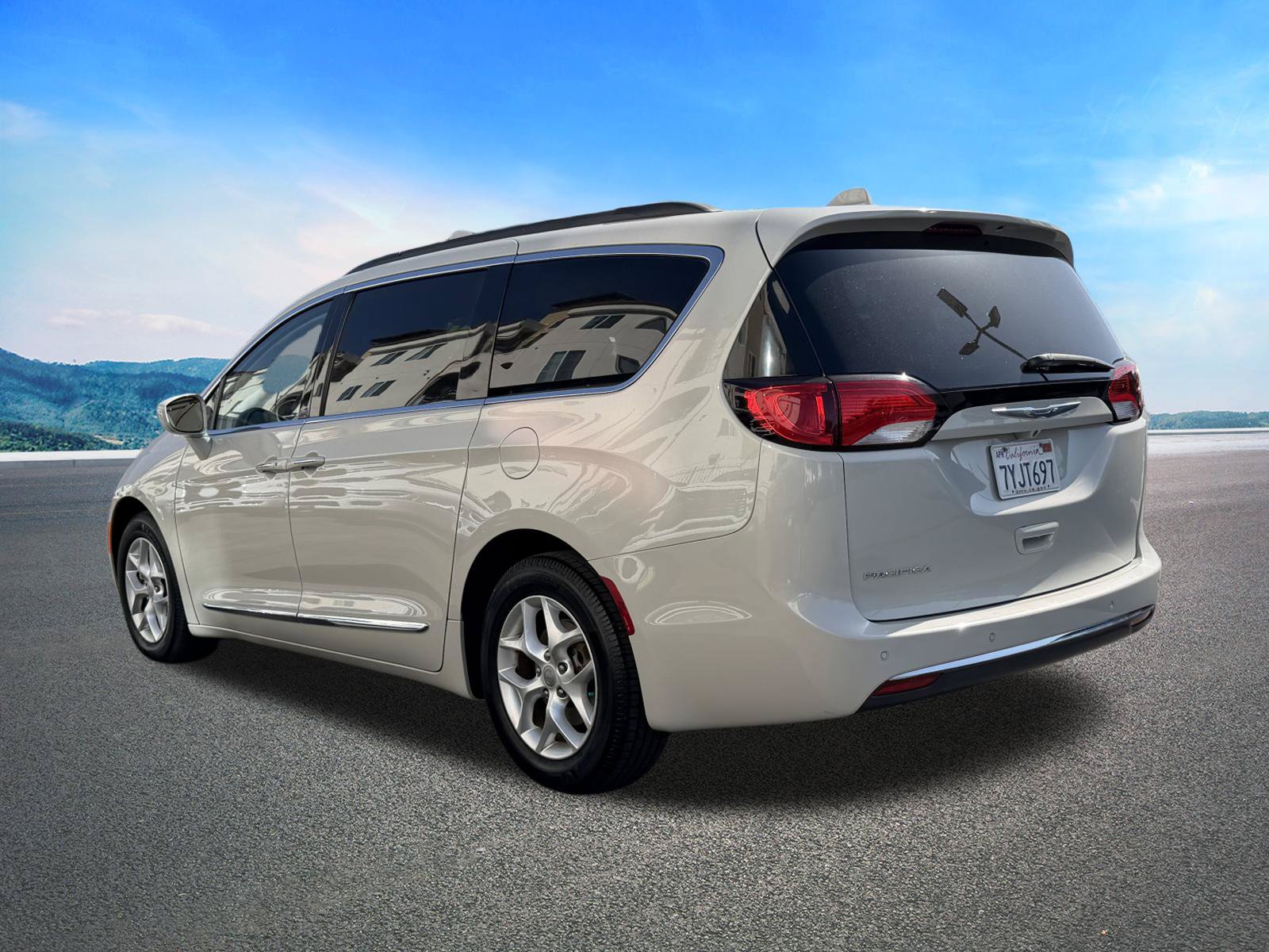 Certified 2017 Chrysler Pacifica Touring-L w/ Tire & Wheel Group FWD image 7