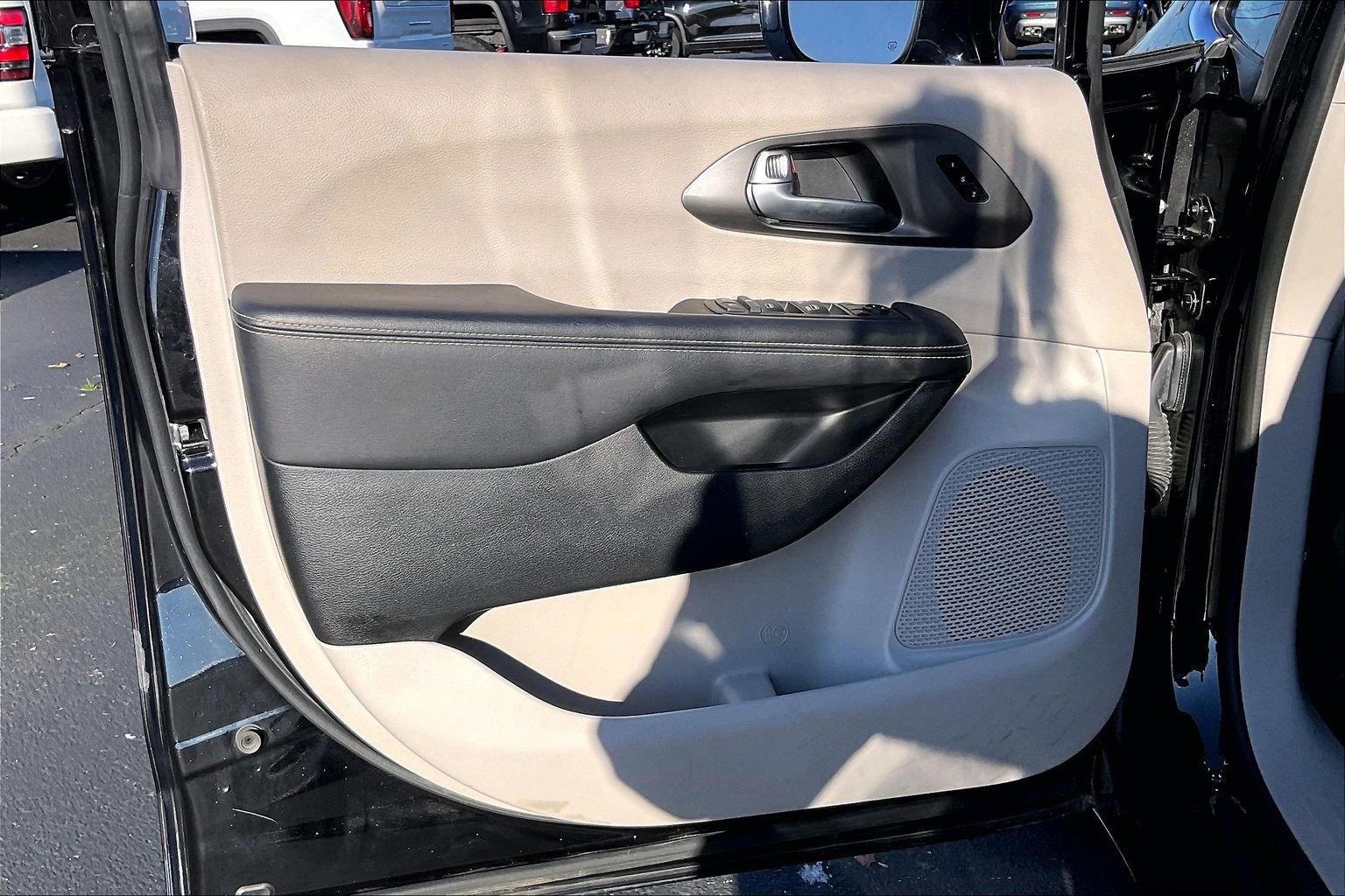 Used 2024 Chrysler Pacifica Touring-L image 20