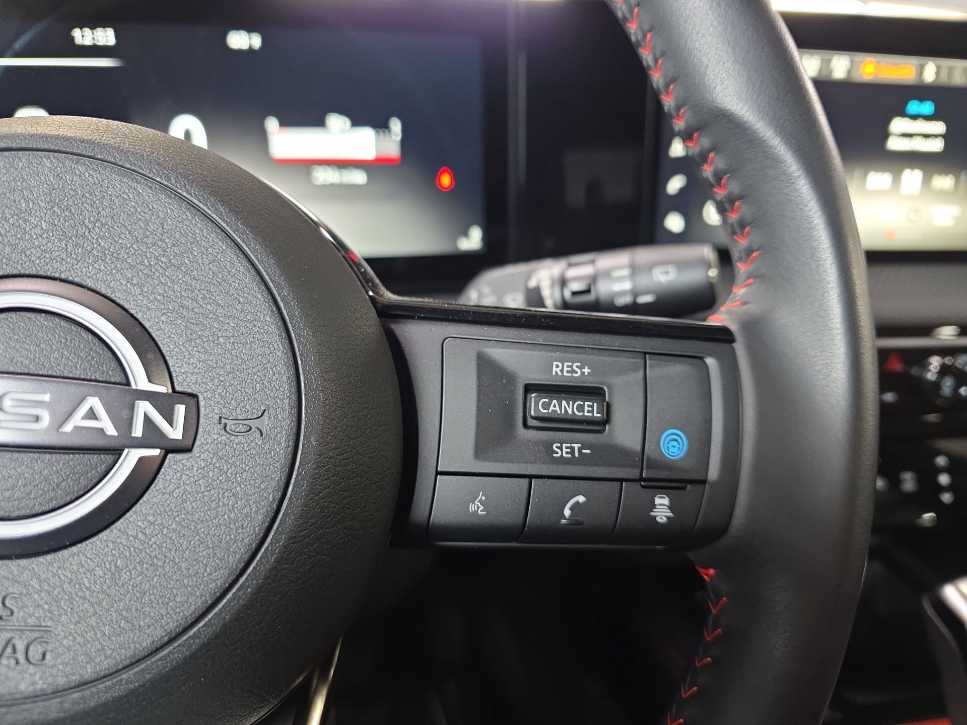 Used 2025 Nissan Kicks SR FWD image 17