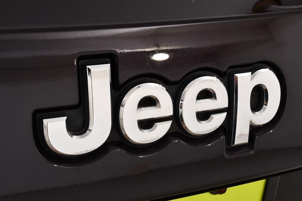 Used 2020 Jeep Grand Cherokee Overland AWD/4WD image 23