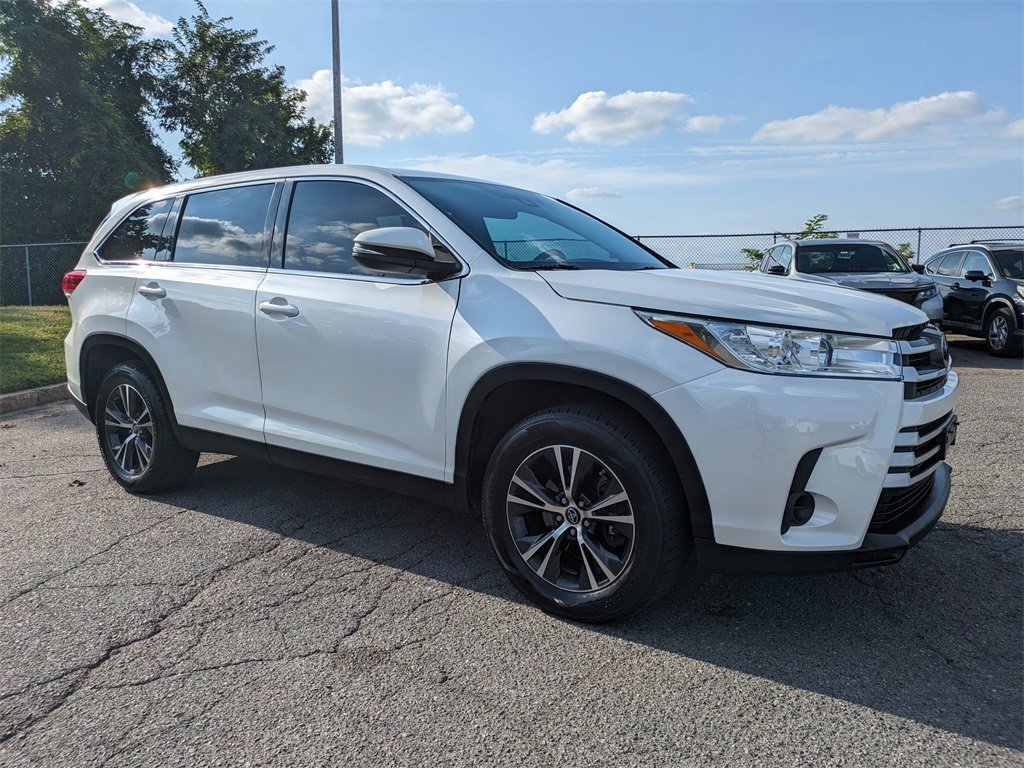 Used 2019 Toyota Highlander LE image 2