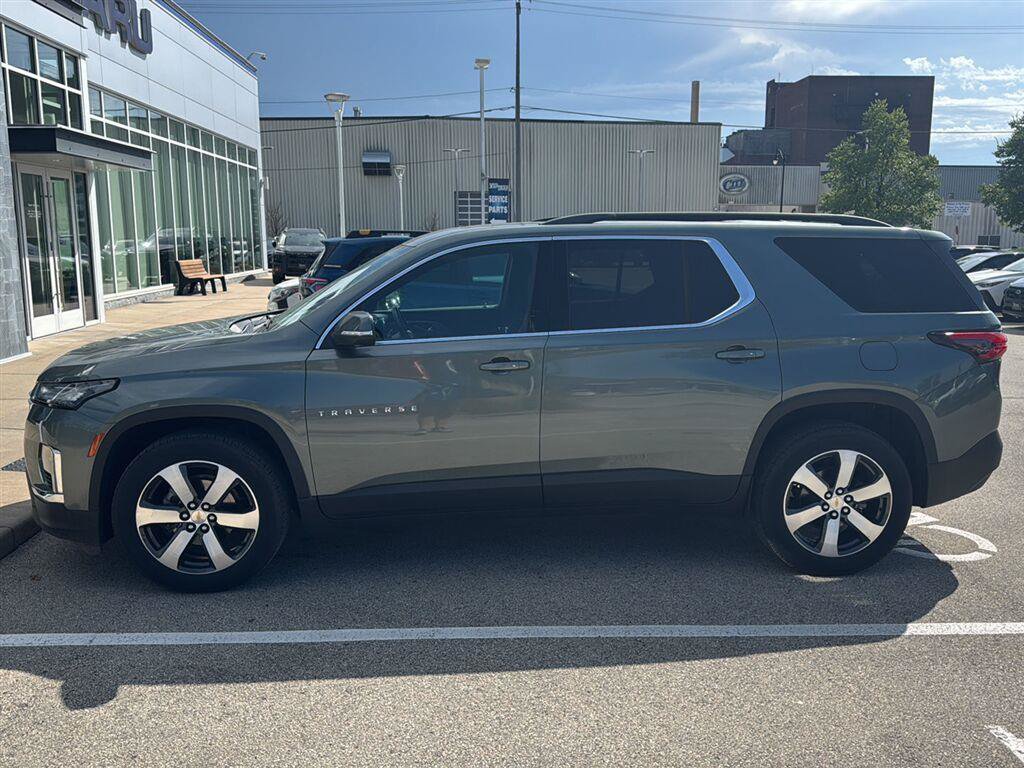 Used 2023 Chevrolet Traverse LT w/ LT Premium Package AWD/4WD image 9