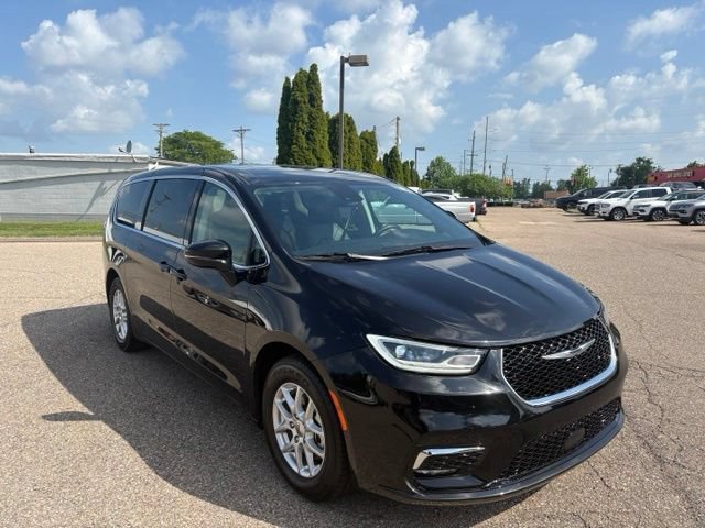 Used 2024 Chrysler Pacifica Touring-L FWD image 7