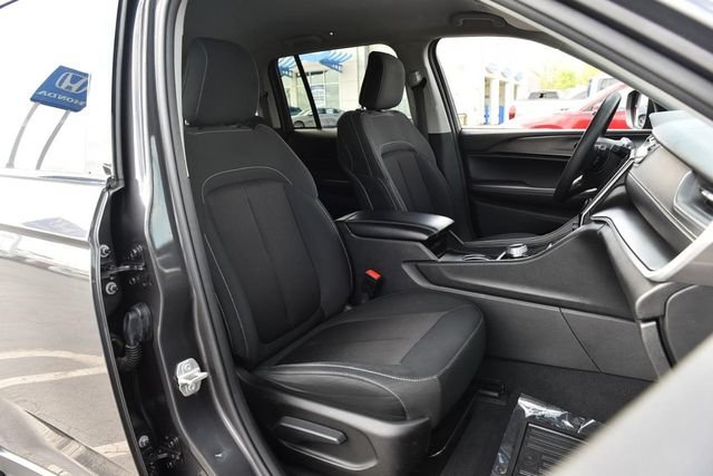 Used 2024 Jeep Grand Cherokee Laredo AWD/4WD image 20
