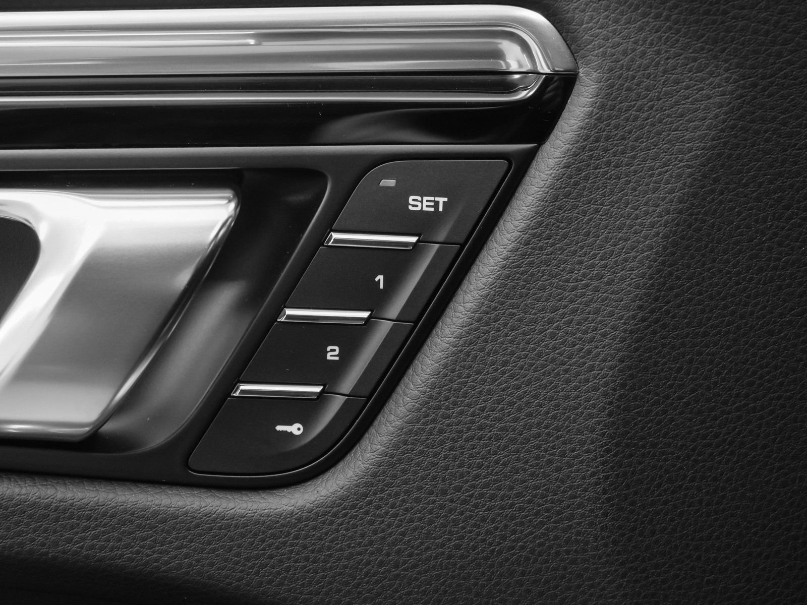 Certified 2025 Porsche Macan AWD/4WD image 26