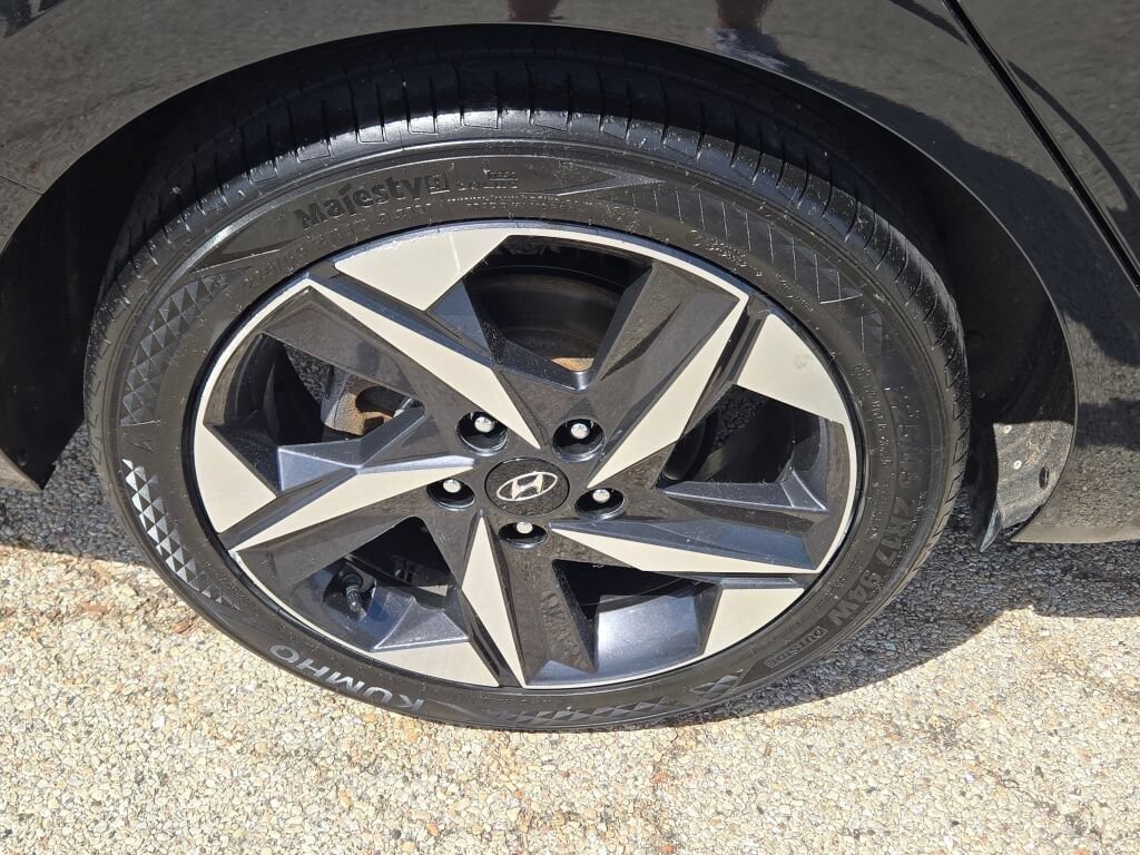 Used 2022 Hyundai Elantra Limited w/ Cargo Package FWD image 9