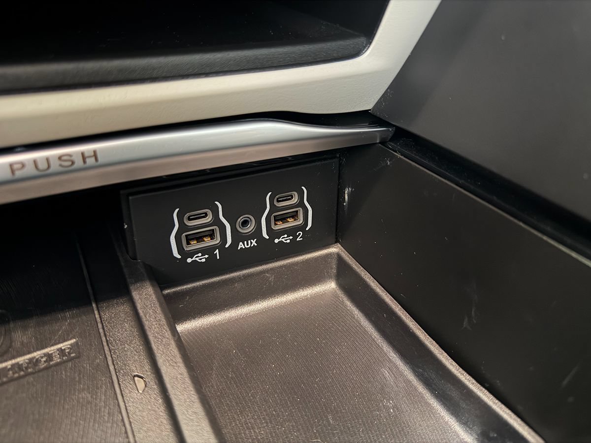 Used 2023 Chrysler Pacifica Limited FWD image 19