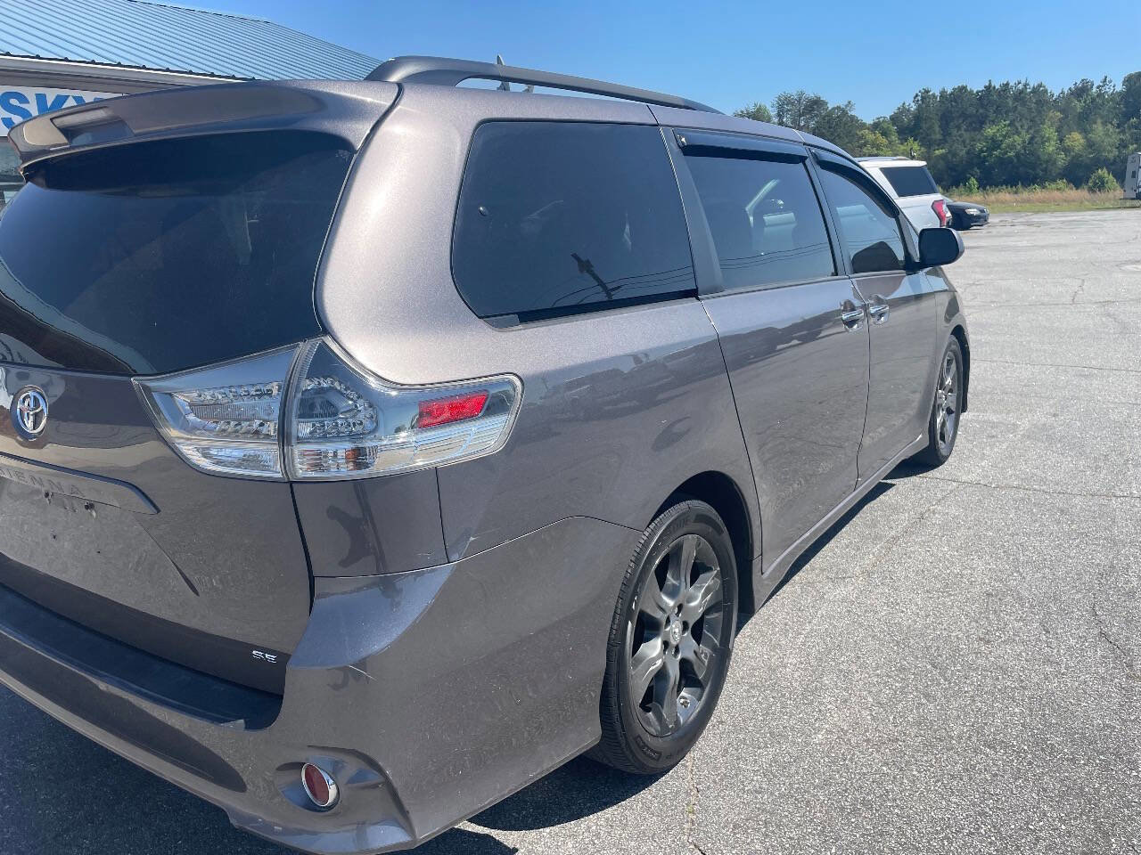 Used 2016 Toyota Sienna SE Premium FWD image 4