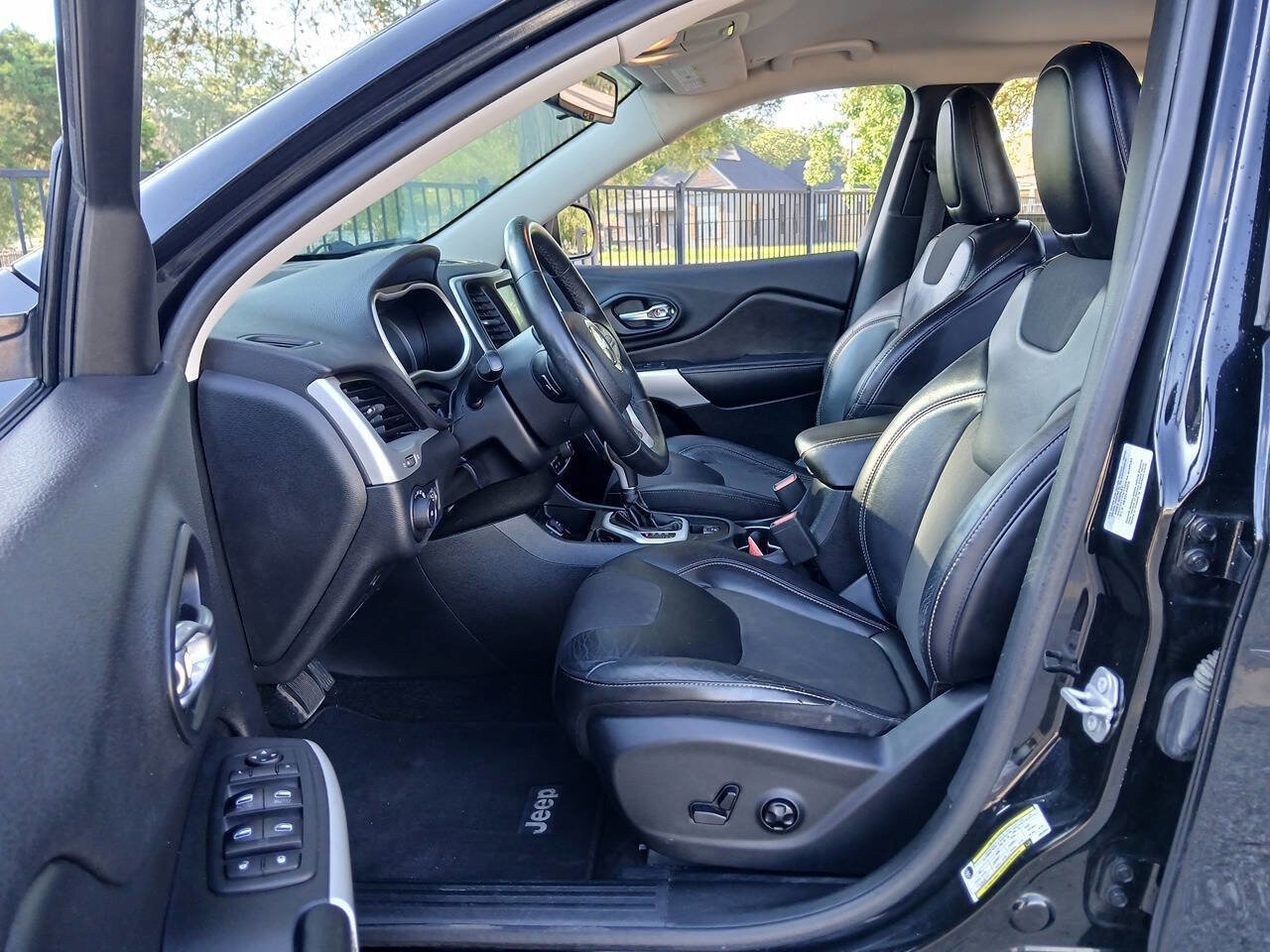 Used 2018 Jeep Cherokee Latitude Plus FWD image 5