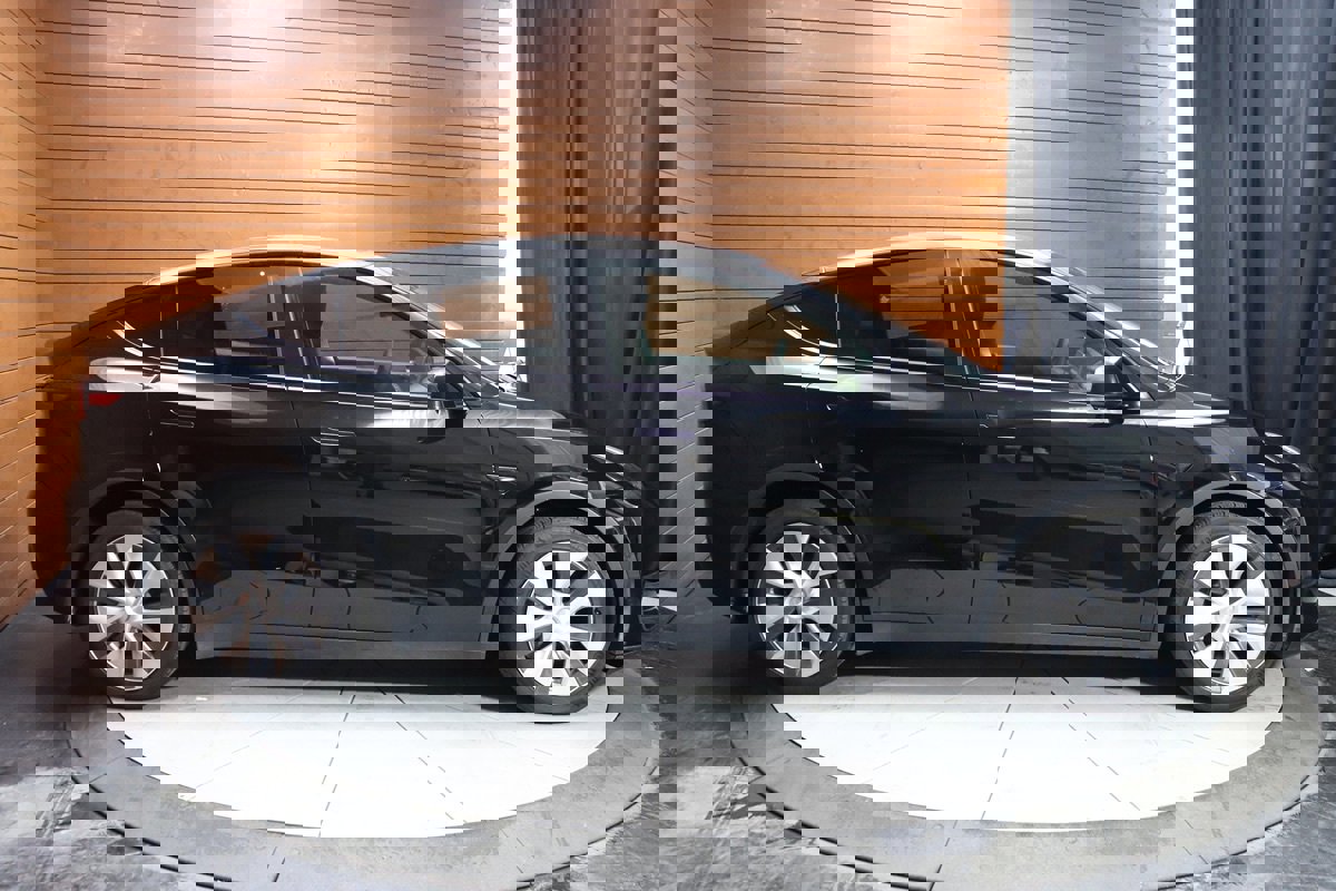 Used 2023 Tesla Model Y Long Range image 18