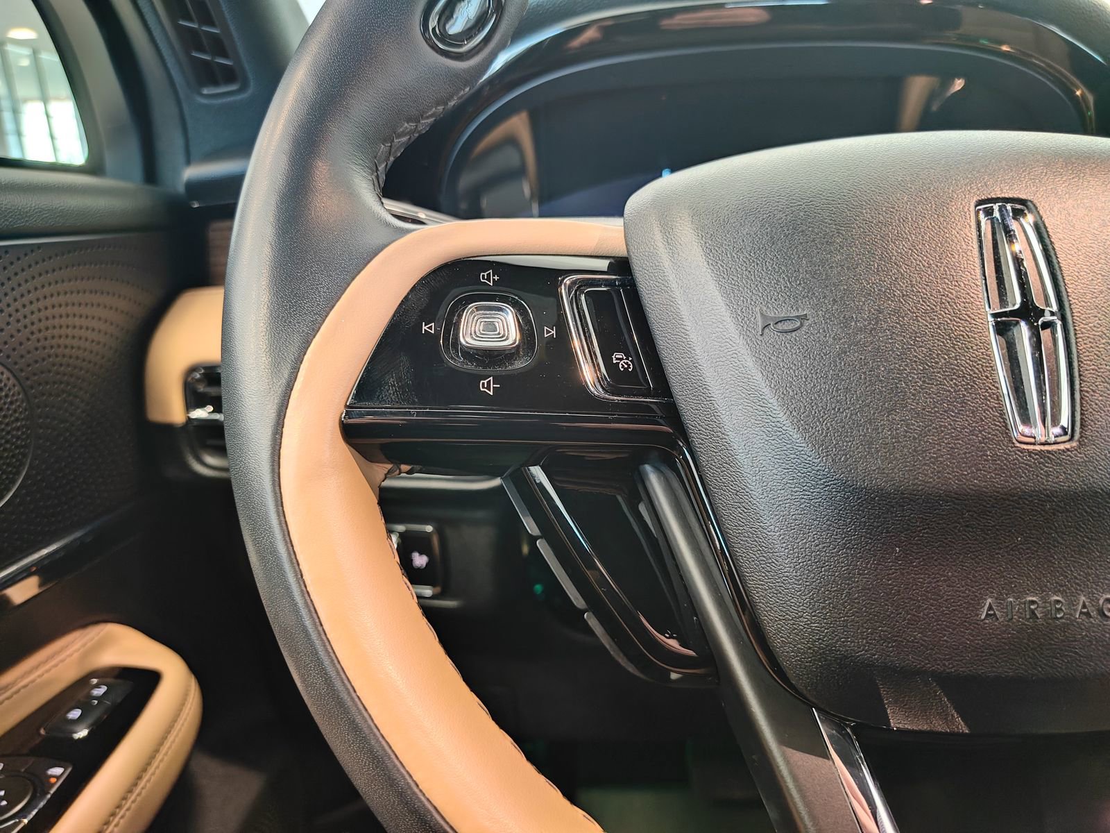 Used 2023 Lincoln Corsair Reserve w/ Equipment Group 201A image 12