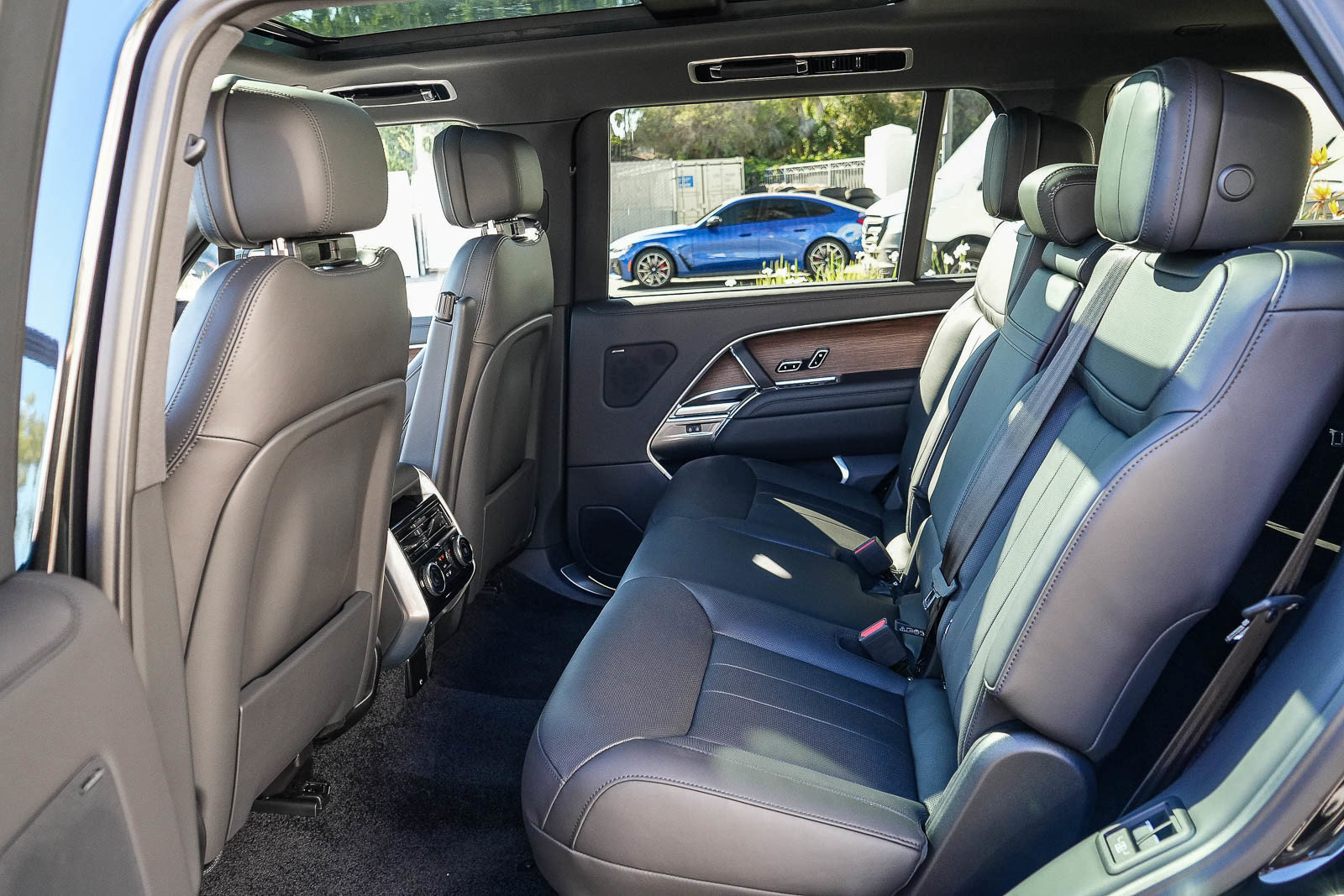 Certified 2026 Land Rover Range Rover Long Wheelbase SE AWD/4WD image 18