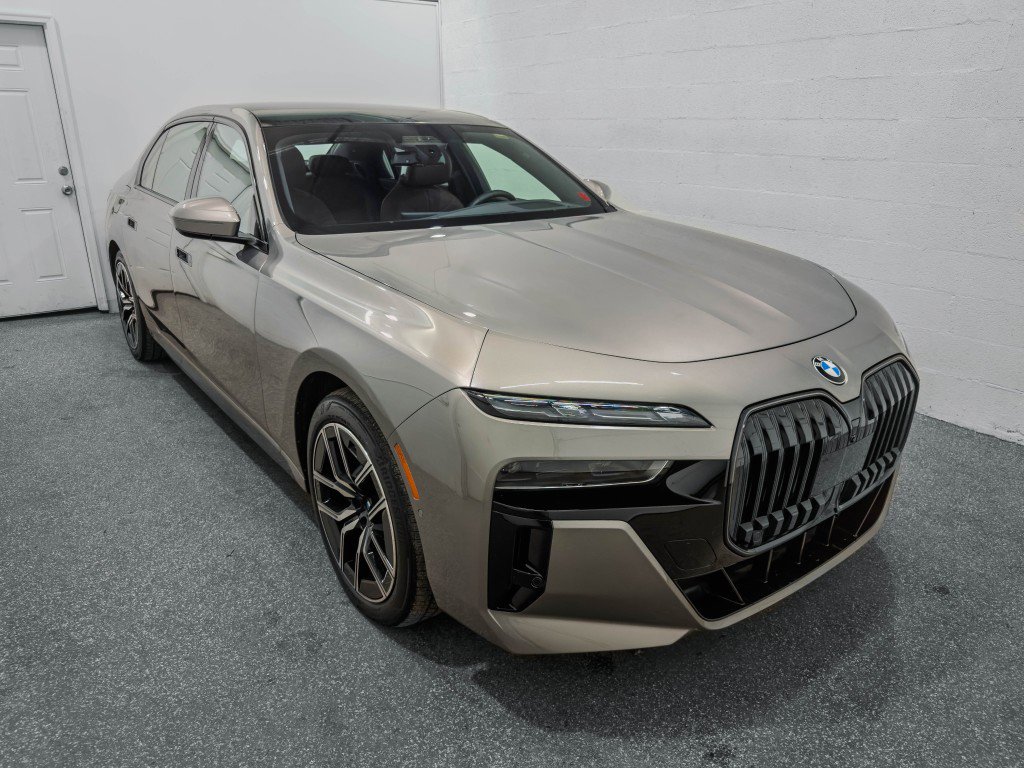 Used 2025 BMW 760i xDrive w/ Executive Package AWD/4WD image 2
