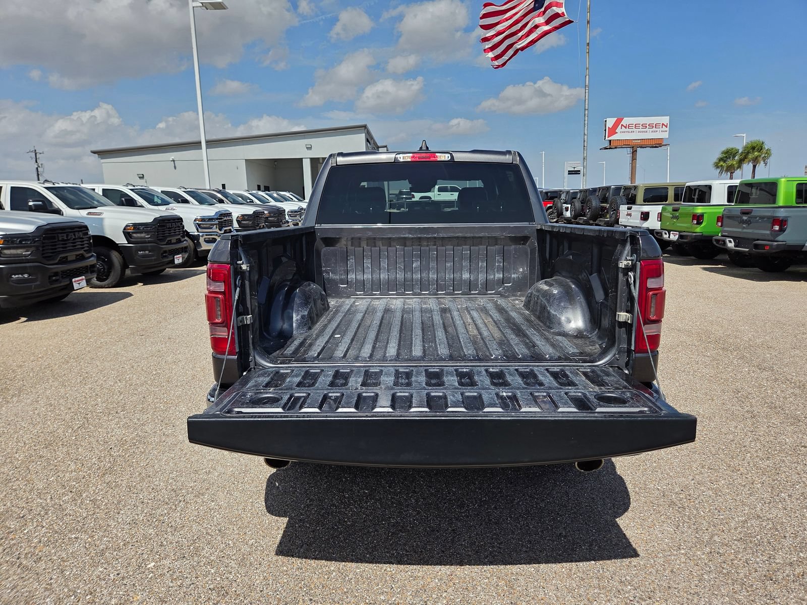 Used 2024 RAM 1500 Laramie AWD/4WD image 7