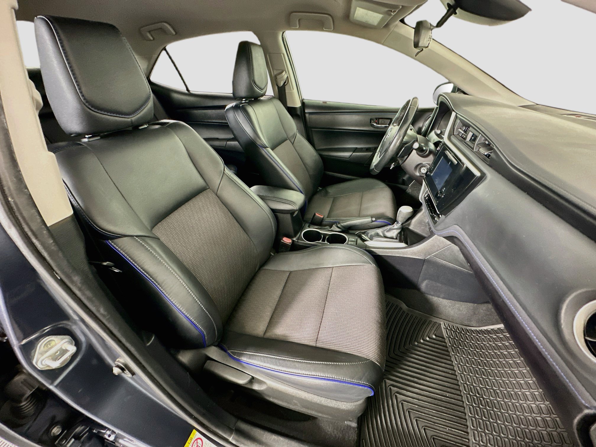 Used 2019 Toyota Corolla SE w/ Carpet Mat Package (TMS) FWD image 29