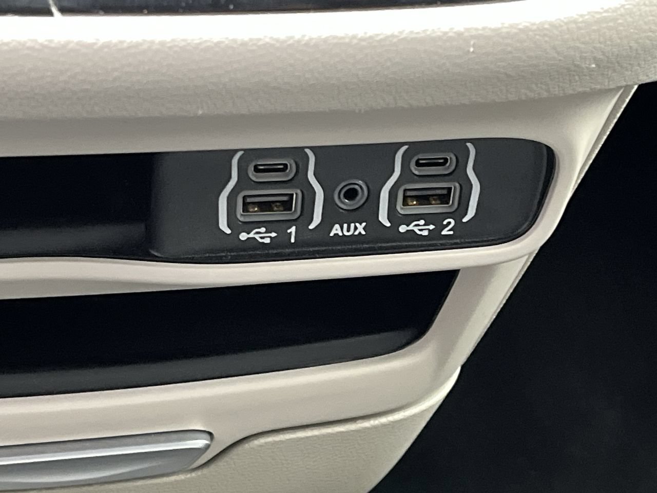 Used 2024 Chrysler Pacifica Touring-L FWD image 25