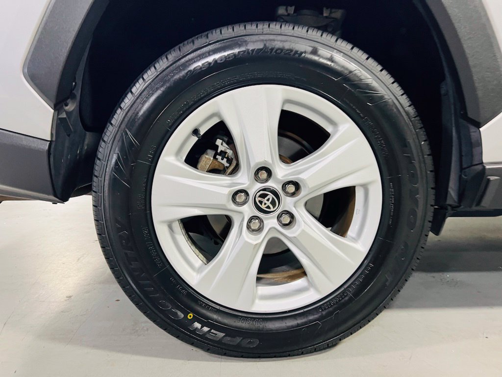 Used 2021 Toyota RAV4 XLE w/ Convenience Package FWD image 10