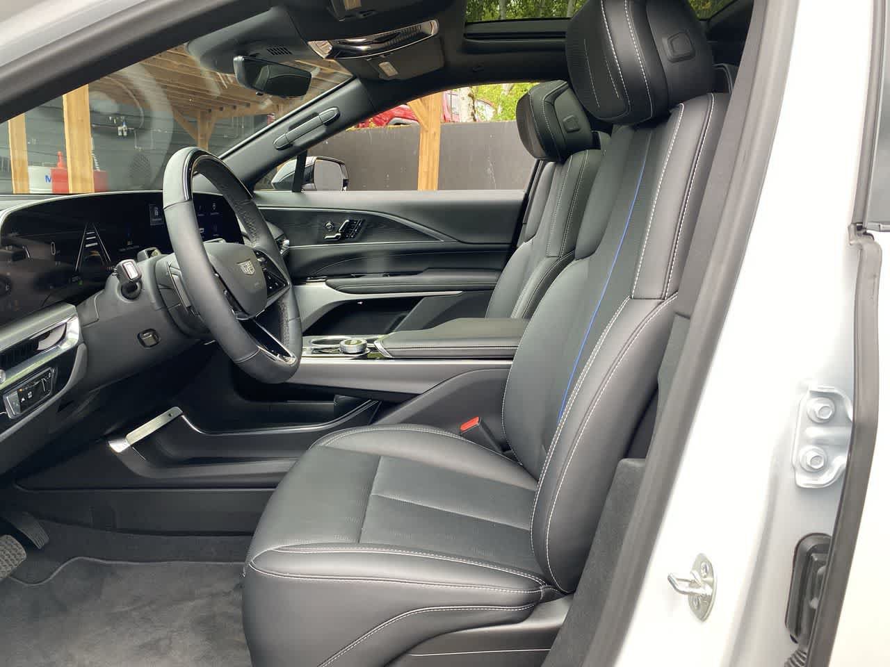Used 2025 Cadillac Lyriq Luxury AWD/4WD image 14
