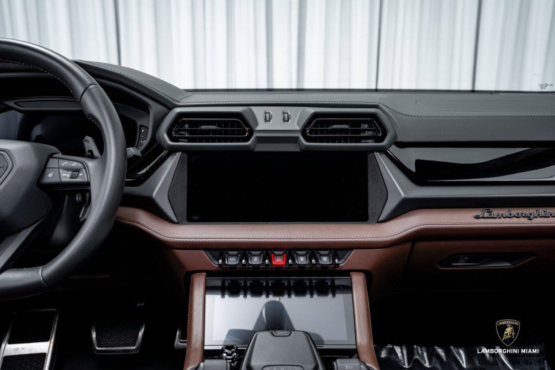 Used 2025 Lamborghini Urus SE image 34