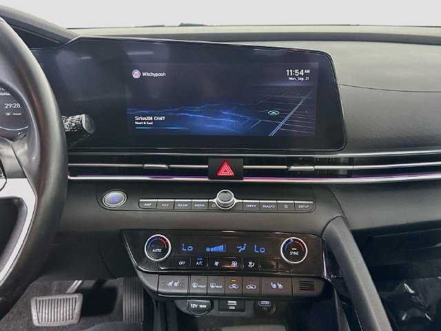 Used 2022 Hyundai Elantra Limited FWD image 17