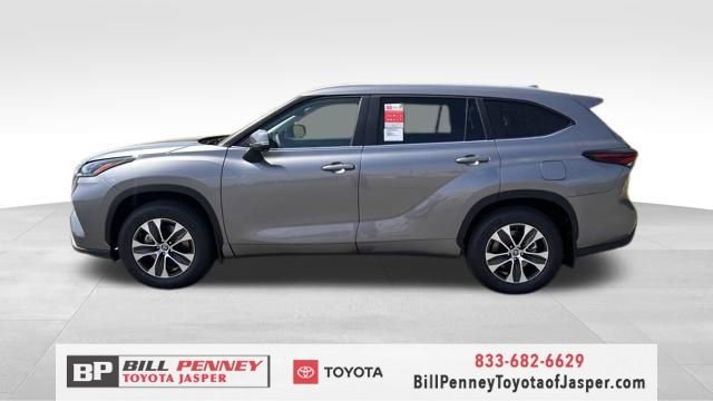 New 2026 Toyota Highlander XLE image 2