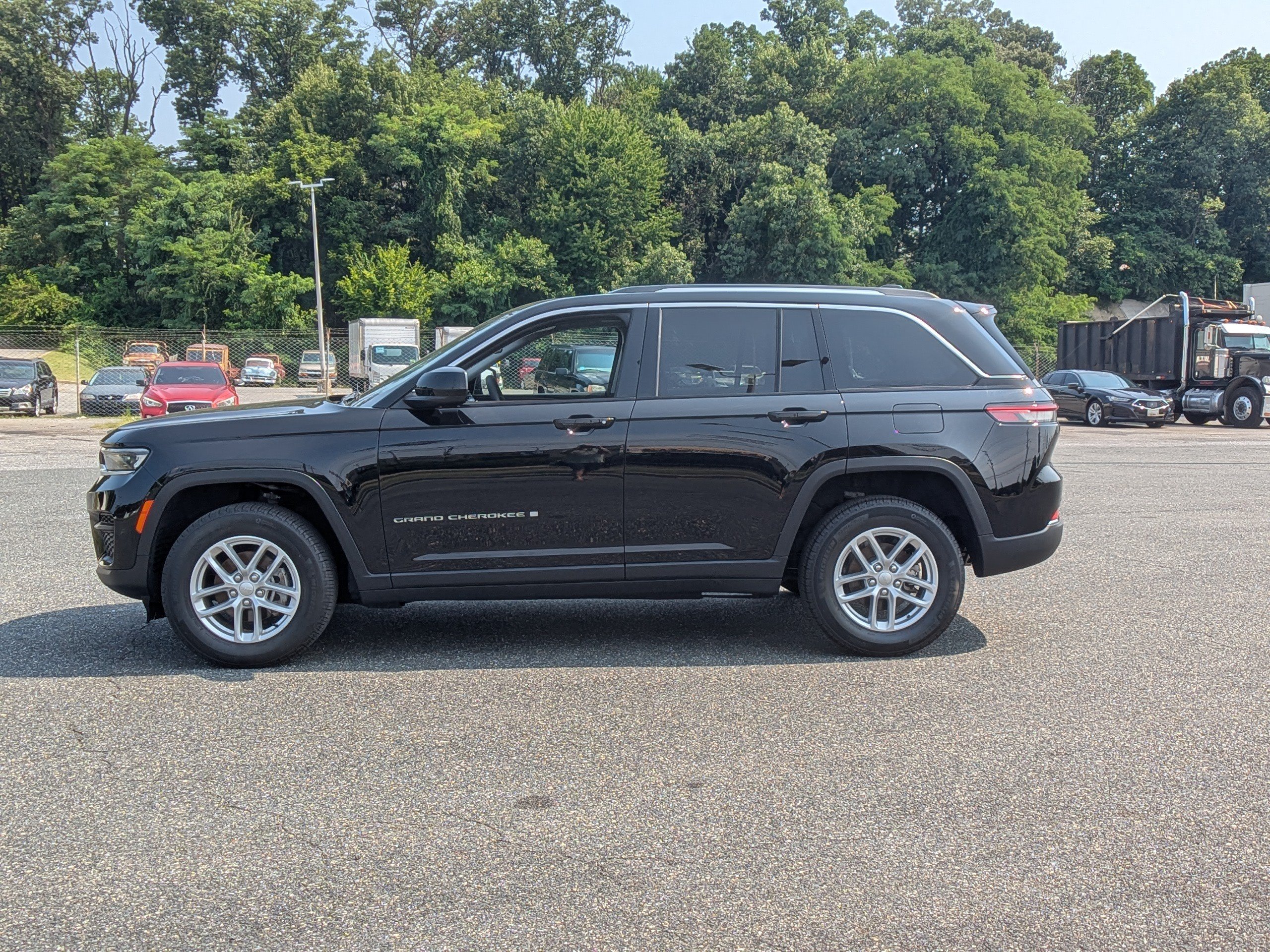 Used 2023 Jeep Grand Cherokee Laredo AWD/4WD image 5