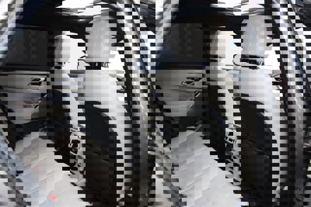 Used 2019 Land Rover Range Rover Velar R-Dynamic SE image 28