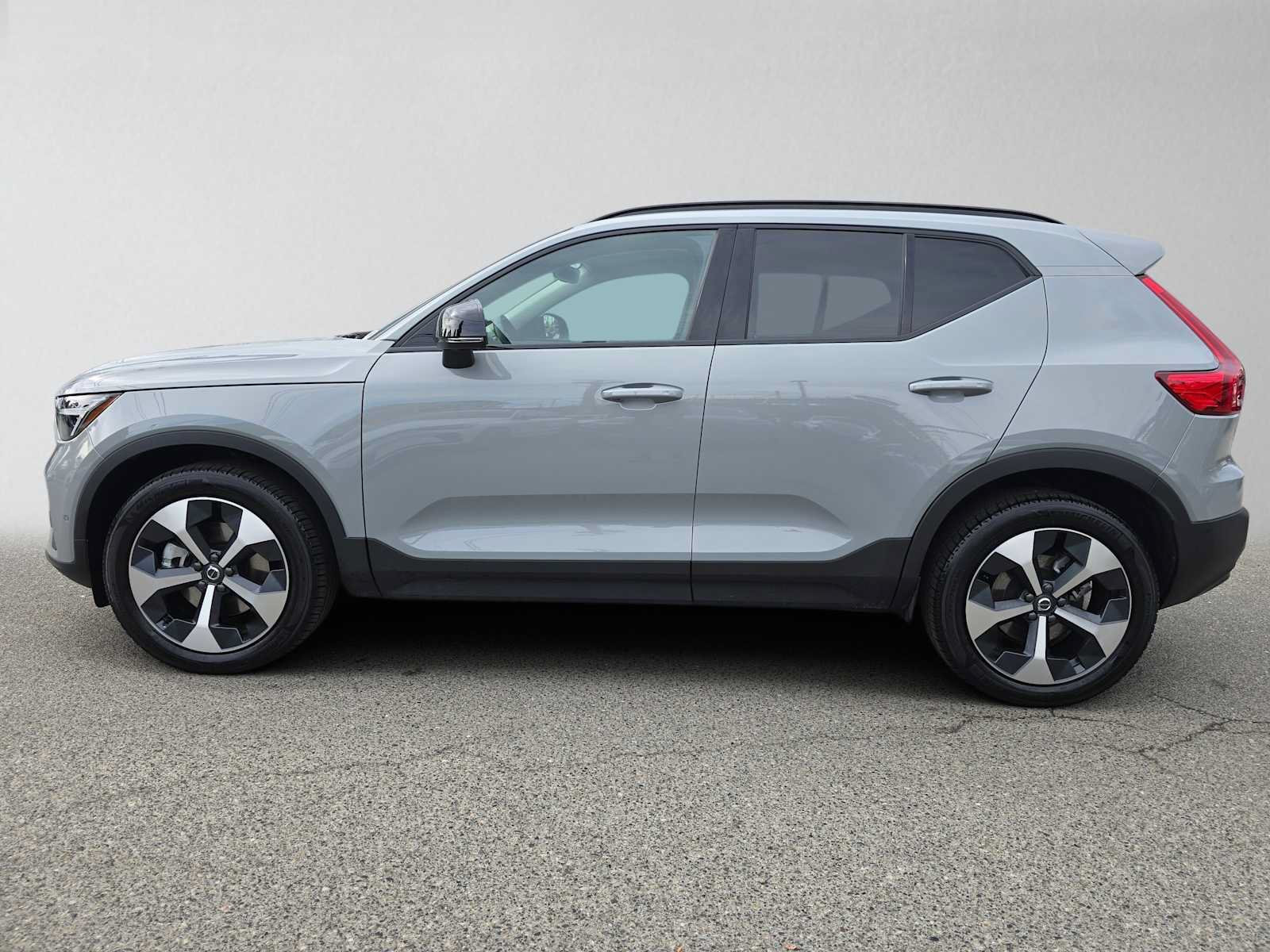 Used 2026 Volvo XC40 B5 Plus w/ Protection Package Premier AWD/4WD image 6