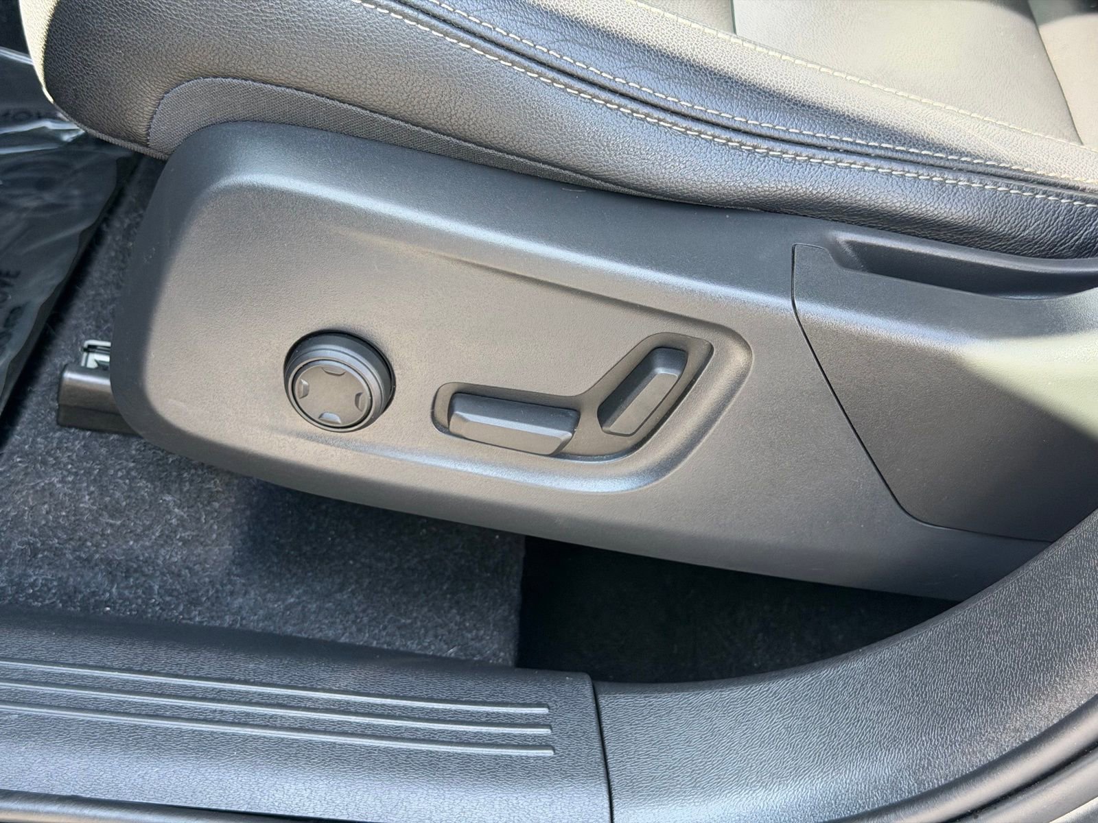 Used 2019 Volvo XC40 T4 Momentum image 16