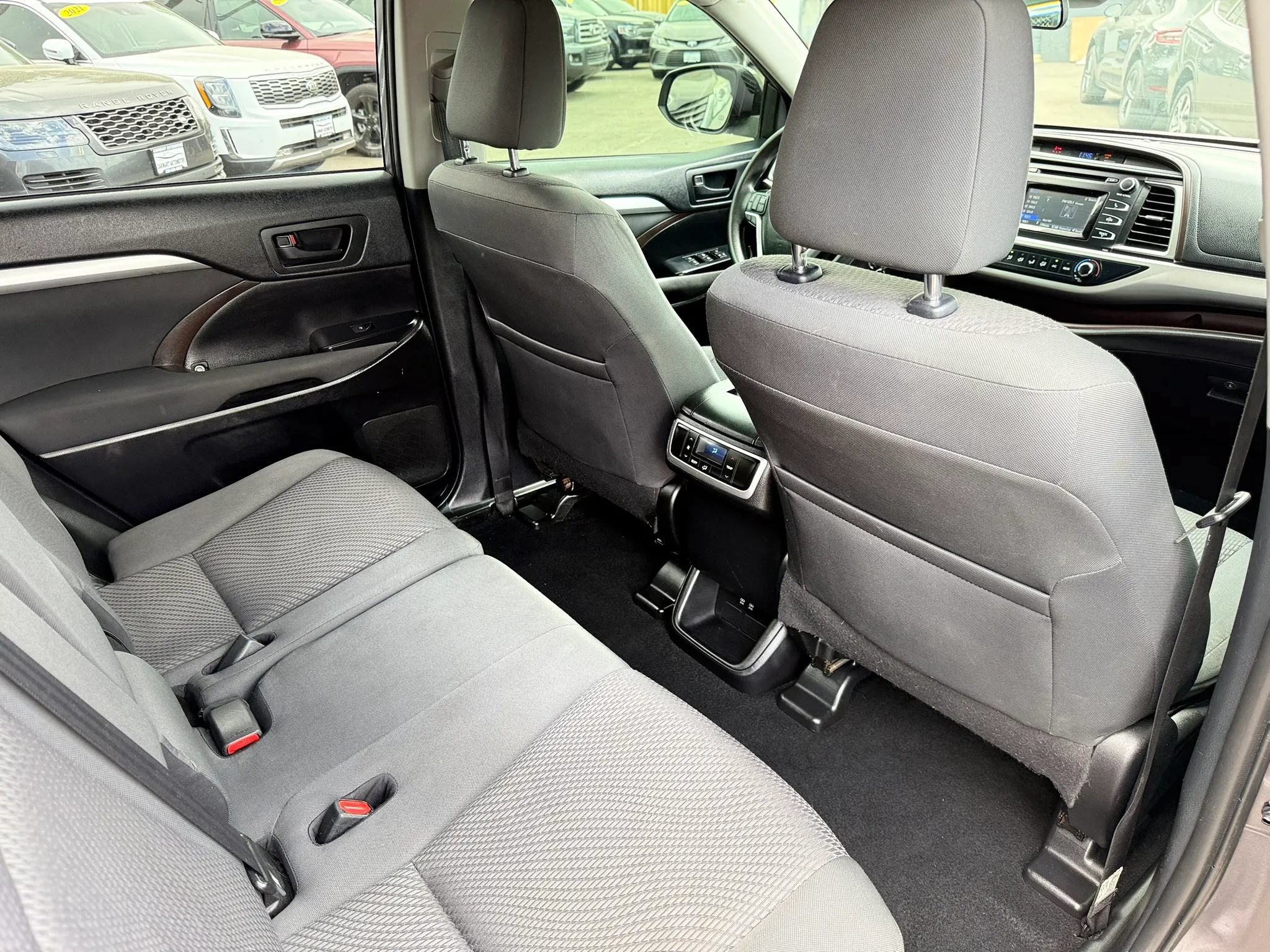Used 2019 Toyota Highlander LE AWD/4WD image 18
