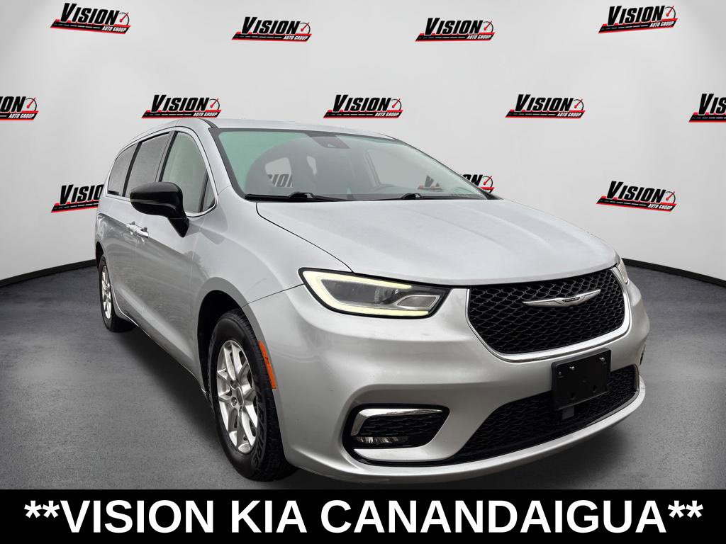 Used 2024 Chrysler Pacifica Touring-L FWD image 3