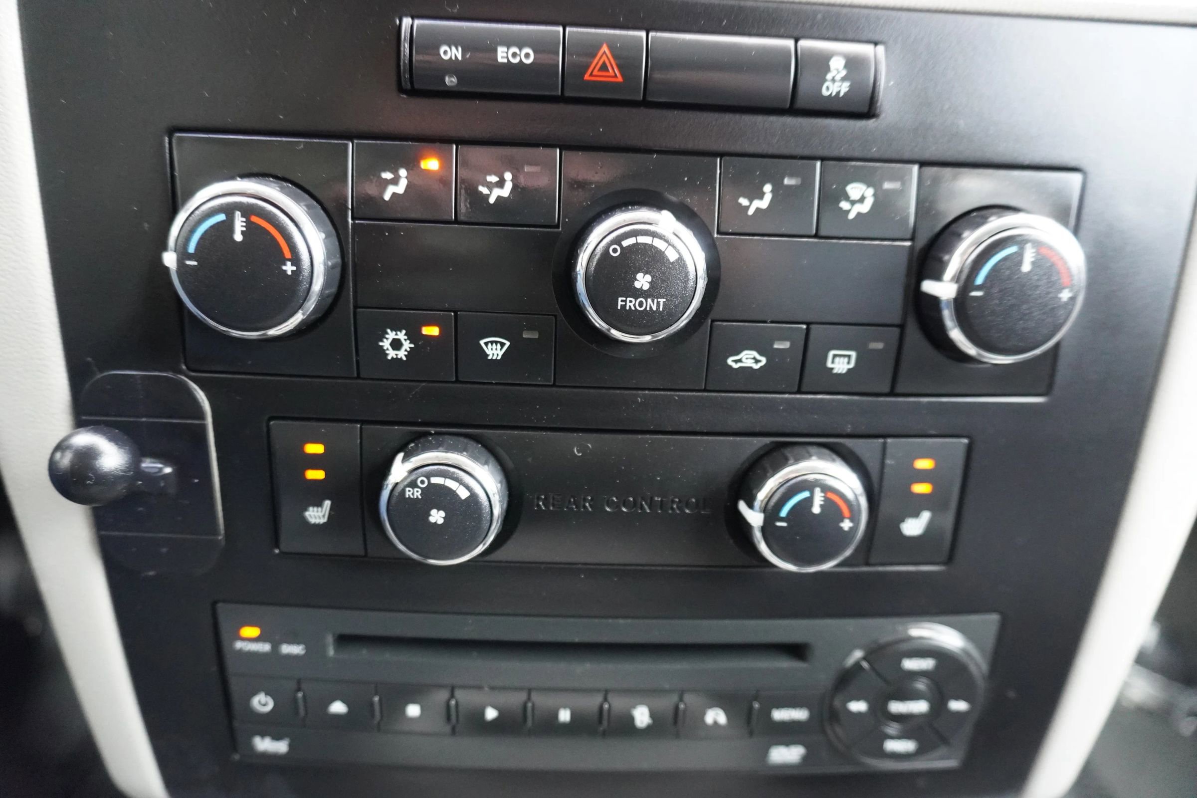 Used 2012 Volkswagen Routan SE FWD image 21