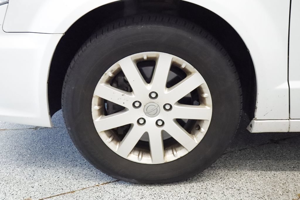 Used 2014 Chrysler Town & Country Touring FWD image 12